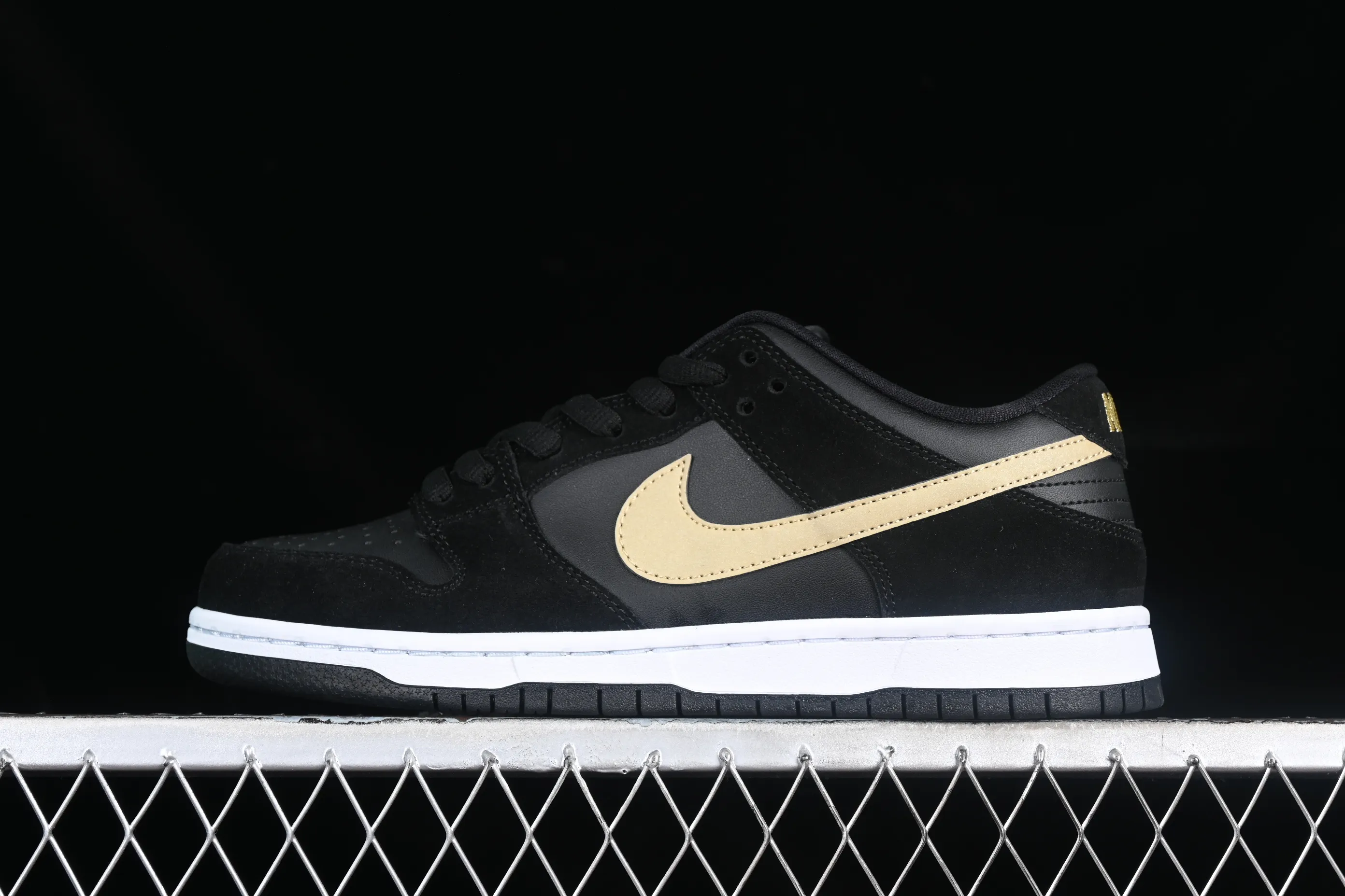 All categories Nk SB Dunk series Nk SB Dunk Low low-top sneakers K version Nk SB Dunk Low black and white gold dunk series low-top casual sports skateboard shoes BQ6817-002